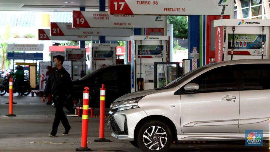 Warga mengisi bensin di Kawasan SPBU Kuningan Rasuna Said, Jakarta, Selasa, 28/Juni/2022. PT Pertamina (Persero) melalui anak usahanya PT Pertamina Patra Niaga berencana mengatur pembelian Jenis Bahan Bakar Minyak (BBM) Khusus Penugasan (JBKP) seperti Pertalite dan juga BBM Solar Subsidi. (վ/Muhammad Sabki)