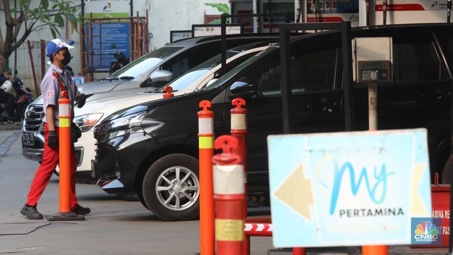 Warga mengisi bensin di Kawasan SPBU Kuningan Rasuna Said, Jakarta, Selasa, 28/Juni/2022. PT Pertamina (Persero) melalui anak usahanya PT Pertamina Patra Niaga berencana mengatur pembelian Jenis Bahan Bakar Minyak (BBM) Khusus Penugasan (JBKP) seperti Pertalite dan juga BBM Solar Subsidi. (վ/Muhammad Sabki)