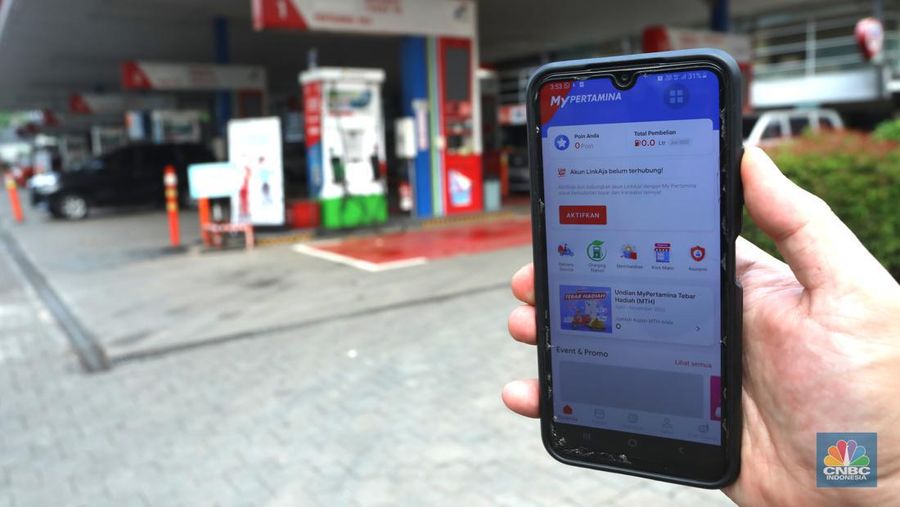 Warga mengisi bensin di Kawasan SPBU Kuningan Rasuna Said, Jakarta, Selasa, 28/Juni/2022. PT Pertamina (Persero) melalui anak usahanya PT Pertamina Patra Niaga berencana mengatur pembelian Jenis Bahan Bakar Minyak (BBM) Khusus Penugasan (JBKP) seperti Pertalite dan juga BBM Solar Subsidi. (CNBC Indonesia/Muhammad Sabki)