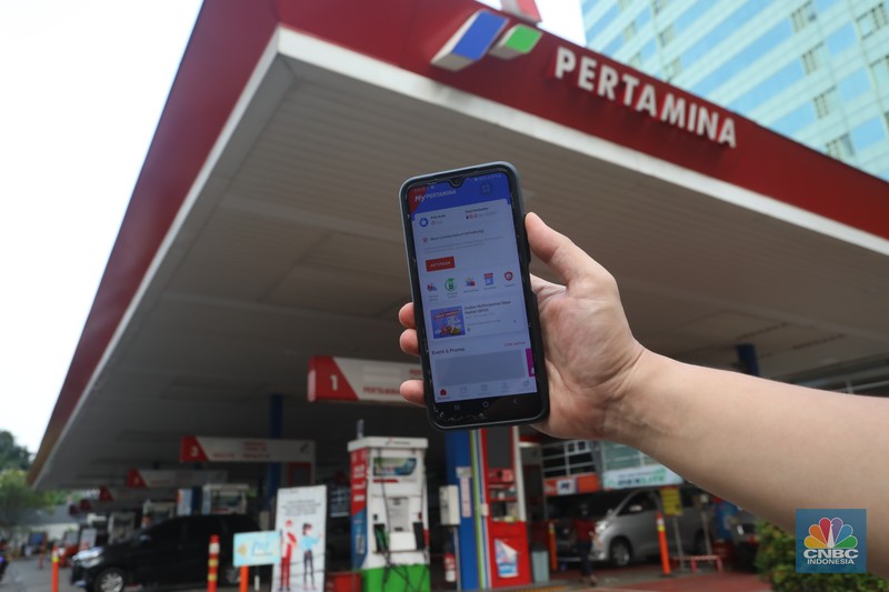 Warga mengisi bensin di Kawasan SPBU Kuningan Rasuna Said, Jakarta, Selasa, 28/Juni/2022. PT Pertamina (Persero) melalui anak usahanya PT Pertamina Patra Niaga berencana mengatur pembelian Jenis Bahan Bakar Minyak (BBM) Khusus Penugasan (JBKP) seperti Pertalite dan juga BBM Solar Subsidi. (CNBC Indonesia/Muhammad Sabki)