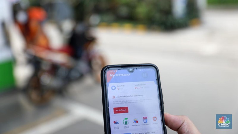 Warga mengisi bensin di Kawasan SPBU Kuningan Rasuna Said, Jakarta, Selasa, 28/Juni/2022. PT Pertamina (Persero) melalui anak usahanya PT Pertamina Patra Niaga berencana mengatur pembelian Jenis Bahan Bakar Minyak (BBM) Khusus Penugasan (JBKP) seperti Pertalite dan juga BBM Solar Subsidi. (CNBC Indonesia/Muhammad Sabki)