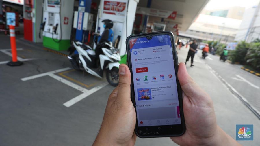 Warga mengisi bensin di Kawasan SPBU Kuningan Rasuna Said, Jakarta, Selasa, 28/Juni/2022. PT Pertamina (Persero) melalui anak usahanya PT Pertamina Patra Niaga berencana mengatur pembelian Jenis Bahan Bakar Minyak (BBM) Khusus Penugasan (JBKP) seperti Pertalite dan juga BBM Solar Subsidi. (վ/Muhammad Sabki)