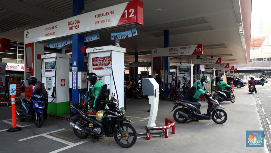 Warga mengisi bensin di Kawasan SPBU Kuningan Rasuna Said, Jakarta, Selasa, 28/Juni/2022. PT Pertamina (Persero) melalui anak usahanya PT Pertamina Patra Niaga berencana mengatur pembelian Jenis Bahan Bakar Minyak (BBM) Khusus Penugasan (JBKP) seperti Pertalite dan juga BBM Solar Subsidi. (CNBC Indonesia/Muhammad Sabki)