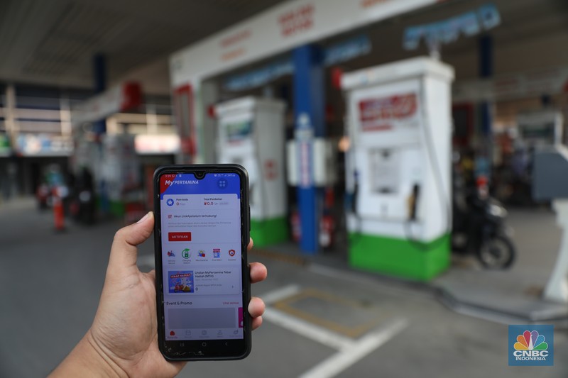Warga mengisi bensin di Kawasan SPBU Kuningan Rasuna Said, Jakarta, Selasa, 28/Juni/2022. PT Pertamina (Persero) melalui anak usahanya PT Pertamina Patra Niaga berencana mengatur pembelian Jenis Bahan Bakar Minyak (BBM) Khusus Penugasan (JBKP) seperti Pertalite dan juga BBM Solar Subsidi. (CNBC Indonesia/Muhammad Sabki) Warga mengisi bensin di Kawasan SPBU Kuningan Rasuna Said, Jakarta, Selasa, 28/Juni/2022. PT Pertamina (Persero) melalui anak usahanya PT Pertamina Patra Niaga berencana mengatur pembelian Jenis Bahan Bakar Minyak (BBM) Khusus Penugasan (JBKP) seperti Pertalite dan juga BBM Solar Subsidi. (CNBC Indonesia/Muhammad Sabki)