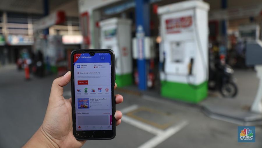 Warga mengisi bensin di Kawasan SPBU Kuningan Rasuna Said, Jakarta, Selasa, 28/Juni/2022. PT Pertamina (Persero) melalui anak usahanya PT Pertamina Patra Niaga berencana mengatur pembelian Jenis Bahan Bakar Minyak (BBM) Khusus Penugasan (JBKP) seperti Pertalite dan juga BBM Solar Subsidi. (վ/Muhammad Sabki)