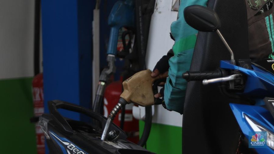 Warga mengisi bensin di Kawasan SPBU Kuningan Rasuna Said, Jakarta, Selasa, 28/Juni/2022. PT Pertamina (Persero) melalui anak usahanya PT Pertamina Patra Niaga berencana mengatur pembelian Jenis Bahan Bakar Minyak (BBM) Khusus Penugasan (JBKP) seperti Pertalite dan juga BBM Solar Subsidi. (վ/Muhammad Sabki)