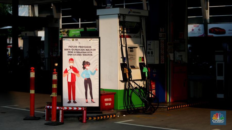 Warga mengisi bensin di Kawasan SPBU Kuningan Rasuna Said, Jakarta, Selasa, 28/Juni/2022. PT Pertamina (Persero) melalui anak usahanya PT Pertamina Patra Niaga berencana mengatur pembelian Jenis Bahan Bakar Minyak (BBM) Khusus Penugasan (JBKP) seperti Pertalite dan juga BBM Solar Subsidi. (CNBC Indonesia/Muhammad Sabki)
