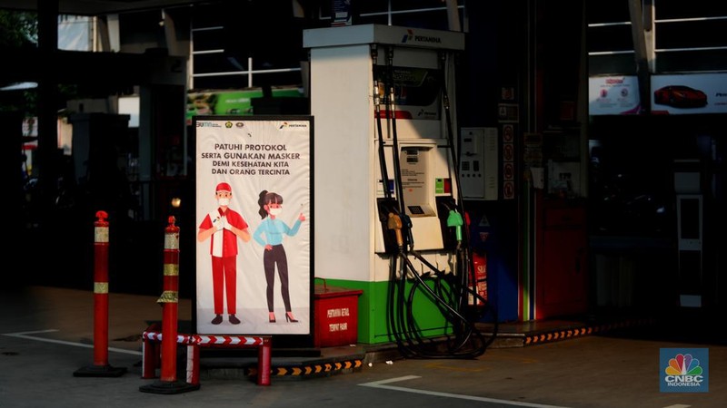 Warga mengisi bensin di Kawasan SPBU Kuningan Rasuna Said, Jakarta, Selasa, 28/Juni/2022. PT Pertamina (Persero) melalui anak usahanya PT Pertamina Patra Niaga berencana mengatur pembelian Jenis Bahan Bakar Minyak (BBM) Khusus Penugasan (JBKP) seperti Pertalite dan juga BBM Solar Subsidi. (CNBC Indonesia/Muhammad Sabki)