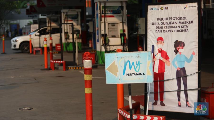 Warga mengisi bensin di Kawasan SPBU Kuningan Rasuna Said, Jakarta, Selasa, 28/Juni/2022. PT Pertamina (Persero) melalui anak usahanya PT Pertamina Patra Niaga berencana mengatur pembelian Jenis Bahan Bakar Minyak (BBM) Khusus Penugasan (JBKP) seperti Pertalite dan juga BBM Solar Subsidi. (CNBC Indonesia/Muhammad Sabki)