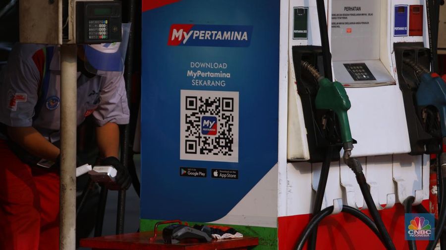 Warga mengisi bensin di Kawasan SPBU Kuningan Rasuna Said, Jakarta, Selasa, 28/Juni/2022. PT Pertamina (Persero) melalui anak usahanya PT Pertamina Patra Niaga berencana mengatur pembelian Jenis Bahan Bakar Minyak (BBM) Khusus Penugasan (JBKP) seperti Pertalite dan juga BBM Solar Subsidi. (CNBC Indonesia/Muhammad Sabki)