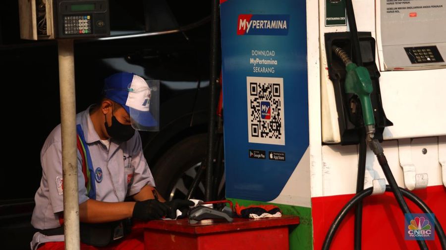 Warga mengisi bensin di Kawasan SPBU Kuningan Rasuna Said, Jakarta, Selasa, 28/Juni/2022. PT Pertamina (Persero) melalui anak usahanya PT Pertamina Patra Niaga berencana mengatur pembelian Jenis Bahan Bakar Minyak (BBM) Khusus Penugasan (JBKP) seperti Pertalite dan juga BBM Solar Subsidi. (CNBC Indonesia/Muhammad Sabki)