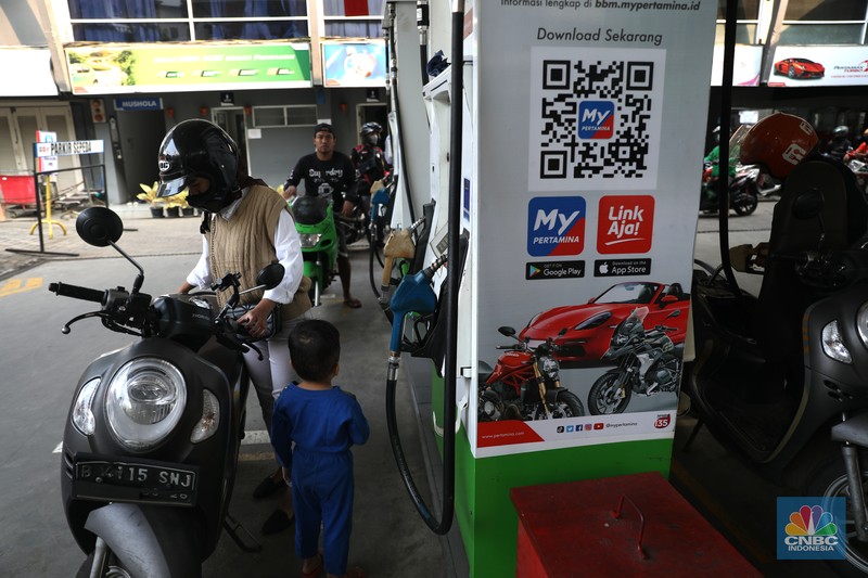 Warga mengisi bensin di Kawasan SPBU Kuningan Rasuna Said, Jakarta, Selasa, 28/Juni/2022. PT Pertamina (Persero) melalui anak usahanya PT Pertamina Patra Niaga berencana mengatur pembelian Jenis Bahan Bakar Minyak (BBM) Khusus Penugasan (JBKP) seperti Pertalite dan juga BBM Solar Subsidi. (CNBC Indonesia/Muhammad Sabki) Warga mengisi bensin di Kawasan SPBU Kuningan Rasuna Said, Jakarta, Selasa, 28/Juni/2022. PT Pertamina (Persero) melalui anak usahanya PT Pertamina Patra Niaga berencana mengatur pembelian Jenis Bahan Bakar Minyak (BBM) Khusus Penugasan (JBKP) seperti Pertalite dan juga BBM Solar Subsidi. (CNBC Indonesia/Muhammad Sabki)
