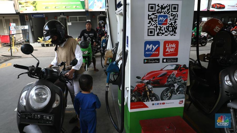 Warga mengisi bensin di Kawasan SPBU Kuningan Rasuna Said, Jakarta, Selasa, 28/Juni/2022. PT Pertamina (Persero) melalui anak usahanya PT Pertamina Patra Niaga berencana mengatur pembelian Jenis Bahan Bakar Minyak (BBM) Khusus Penugasan (JBKP) seperti Pertalite dan juga BBM Solar Subsidi. (CNBC Indonesia/Muhammad Sabki)