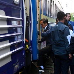 Potret Jokowi & Iriana Naik Kereta Menuju Ukraina