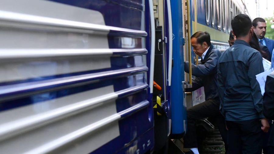 Presiden Jokowi dan Ibu Iriana menggunakan Kereta Luar Biasa yang disiapkan oleh Pemerintah Ukraina sebagaimana digunakan pula oleh pemimpin negara yang berkunjung ke Ukraina beberapa waktu lalu.