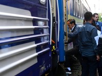Potret Jokowi & Iriana Naik Kereta Menuju Ukraina