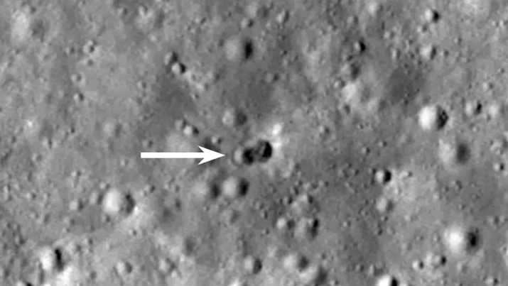 Sebuah roket menghantam Bulan pada 4 Maret 2022, menciptakan dua kawah di permukaan Bulan.
