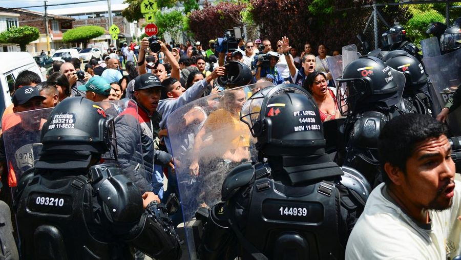 Keluarga korban meminta informasi kepada polisi tentang kerabat mereka di luar penjara Tulua setelah upaya kerusuhan yang menyebabkan kebakaran yang menewaskan dan melukai beberapa narapidana di Tulua, Kolombia 28 Juni 2022. (REUTERS/Edwin Rodriguez)