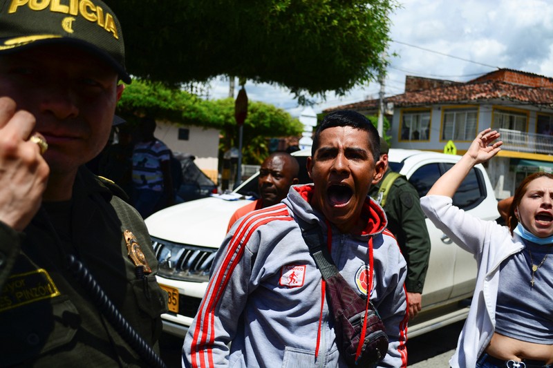 Penyelidik forensik berdiri di dekat kantong mayat setelah kebakaran mematikan di sebuah penjara di Tulua, Kolombia, Selasa, 28 Juni 2022. Pihak berwenang mengatakan setidaknya 51 orang tewas setelah kebakaran terjadi selama apa yang tampaknya merupakan percobaan kerusuhan Selasa pagi. (AP/Andres Quintero) Penyelidik forensik berdiri di dekat kantong mayat setelah kebakaran mematikan di sebuah penjara di Tulua, Kolombia, Selasa, 28 Juni 2022. Pihak berwenang mengatakan setidaknya 51 orang tewas setelah kebakaran terjadi selama apa yang tampaknya merupakan percobaan kerusuhan Selasa pagi. (AP/Andres Quintero)