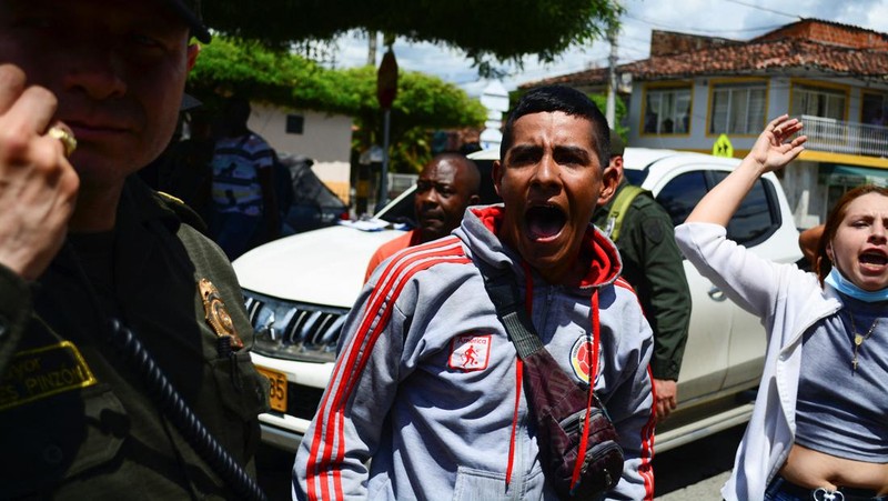 Penyelidik forensik berdiri di dekat kantong mayat setelah kebakaran mematikan di sebuah penjara di Tulua, Kolombia, Selasa, 28 Juni 2022. Pihak berwenang mengatakan setidaknya 51 orang tewas setelah kebakaran terjadi selama apa yang tampaknya merupakan percobaan kerusuhan Selasa pagi. (AP/Andres Quintero)