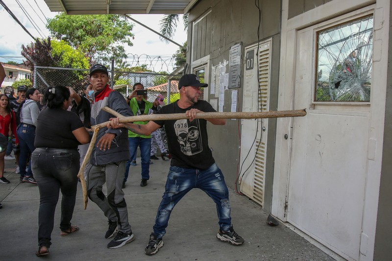 Penyelidik forensik berdiri di dekat kantong mayat setelah kebakaran mematikan di sebuah penjara di Tulua, Kolombia, Selasa, 28 Juni 2022. Pihak berwenang mengatakan setidaknya 51 orang tewas setelah kebakaran terjadi selama apa yang tampaknya merupakan percobaan kerusuhan Selasa pagi. (AP/Andres Quintero)