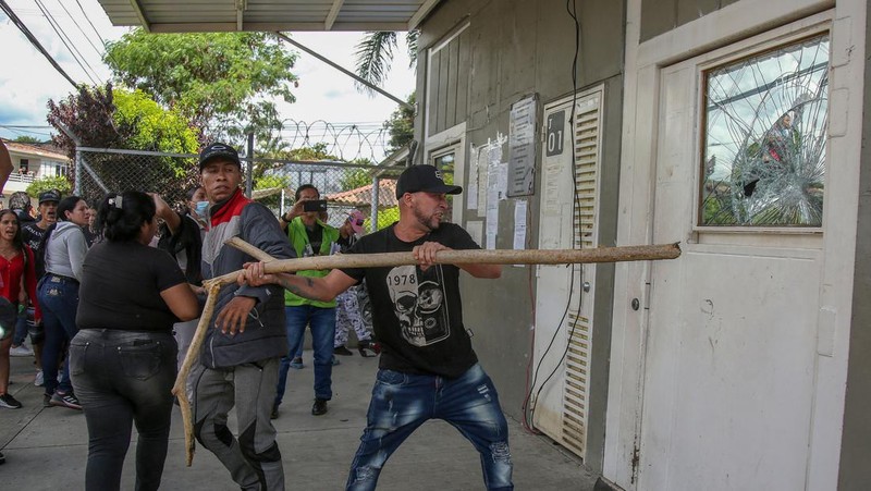 Penyelidik forensik berdiri di dekat kantong mayat setelah kebakaran mematikan di sebuah penjara di Tulua, Kolombia, Selasa, 28 Juni 2022. Pihak berwenang mengatakan setidaknya 51 orang tewas setelah kebakaran terjadi selama apa yang tampaknya merupakan percobaan kerusuhan Selasa pagi. (AP/Andres Quintero)