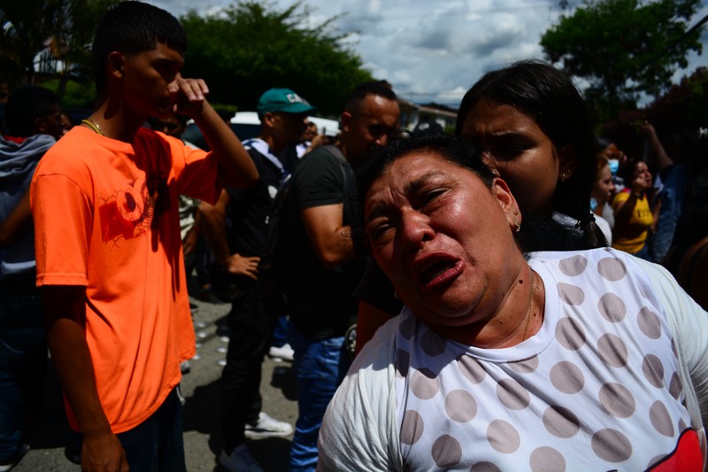 Penyelidik forensik berdiri di dekat kantong mayat setelah kebakaran mematikan di sebuah penjara di Tulua, Kolombia, Selasa, 28 Juni 2022. Pihak berwenang mengatakan setidaknya 51 orang tewas setelah kebakaran terjadi selama apa yang tampaknya merupakan percobaan kerusuhan Selasa pagi. (AP/Andres Quintero) Penyelidik forensik berdiri di dekat kantong mayat setelah kebakaran mematikan di sebuah penjara di Tulua, Kolombia, Selasa, 28 Juni 2022. Pihak berwenang mengatakan setidaknya 51 orang tewas setelah kebakaran terjadi selama apa yang tampaknya merupakan percobaan kerusuhan Selasa pagi. (AP/Andres Quintero)