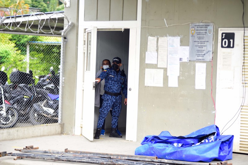 Penyelidik forensik berdiri di dekat kantong mayat setelah kebakaran mematikan di sebuah penjara di Tulua, Kolombia, Selasa, 28 Juni 2022. Pihak berwenang mengatakan setidaknya 51 orang tewas setelah kebakaran terjadi selama apa yang tampaknya merupakan percobaan kerusuhan Selasa pagi. (AP/Andres Quintero)