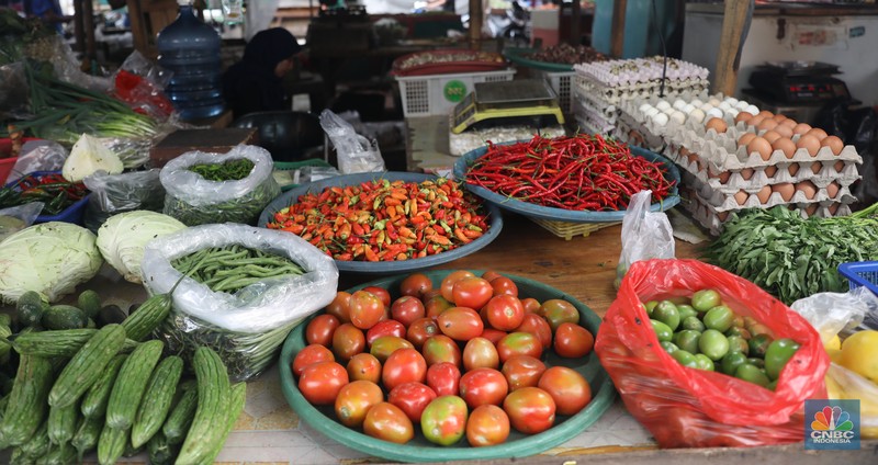 Pedagang memotong cabai merah keritinh yang dijual di kawasan Pasar Pondok Gede, Jakarta, Rabu (29/6/2022). (CNBC Indonesia/Muhammad Sabki) Pedagang memotong cabai merah keritinh yang dijual di kawasan Pasar Pondok Gede, Jakarta, Rabu (29/6/2022). (CNBC Indonesia/Muhammad Sabki)