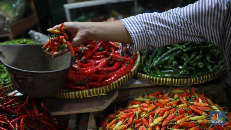Pedagang memotong cabai merah keritinh yang dijual di kawasan Pasar Pondok Gede, Jakarta, Rabu (29/6/2022). (CNBC Indonesia/Muhammad Sabki)