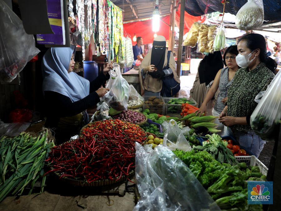 Pedagang memotong cabai merah keritinh yang dijual di kawasan Pasar Pondok Gede, Jakarta, Rabu (29/6/2022). (CNBC Indonesia/Muhammad Sabki)