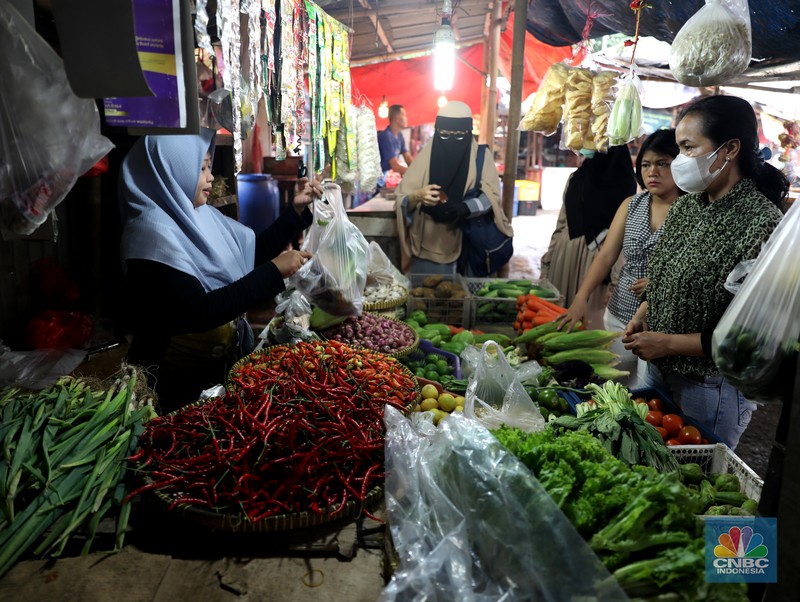 Pedagang memotong cabai merah keritinh yang dijual di kawasan Pasar Pondok Gede, Jakarta, Rabu (29/6/2022). (CNBC Indonesia/Muhammad Sabki)