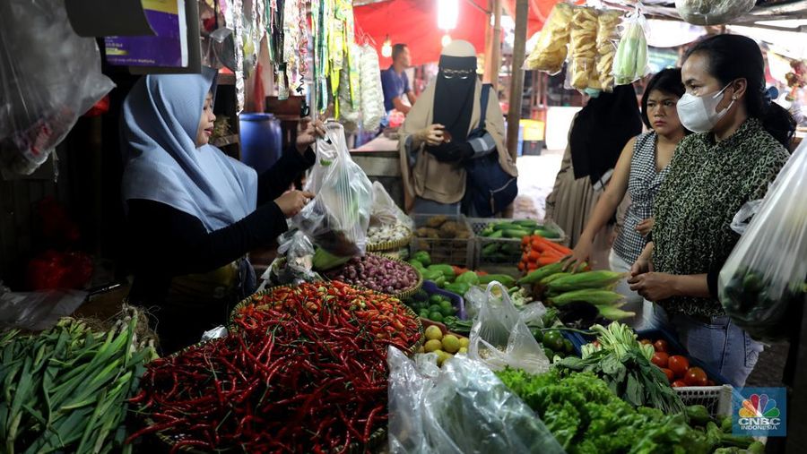 Pedagang memotong cabai merah keritinh yang dijual di kawasan Pasar Pondok Gede, Jakarta, Rabu (29/6/2022). (CNBC Indonesia/Muhammad Sabki)