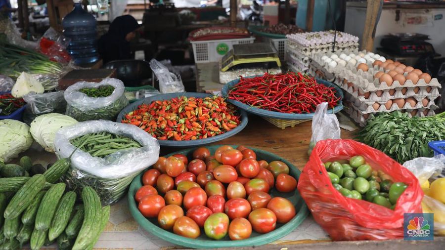 Pedagang memotong cabai merah keritinh yang dijual di kawasan Pasar Pondok Gede, Jakarta, Rabu (29/6/2022). (CNBC Indonesia/Muhammad Sabki)