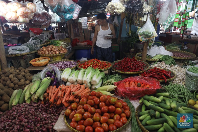 Pedagang memotong cabai merah keritinh yang dijual di kawasan Pasar Pondok Gede, Jakarta, Rabu (29/6/2022). (CNBC Indonesia/Muhammad Sabki) Pedagang memotong cabai merah keritinh yang dijual di kawasan Pasar Pondok Gede, Jakarta, Rabu (29/6/2022). (CNBC Indonesia/Muhammad Sabki)