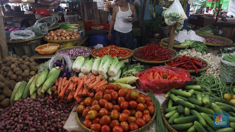 Pedagang memotong cabai merah keritinh yang dijual di kawasan Pasar Pondok Gede, Jakarta, Rabu (29/6/2022). (CNBC Indonesia/Muhammad Sabki)