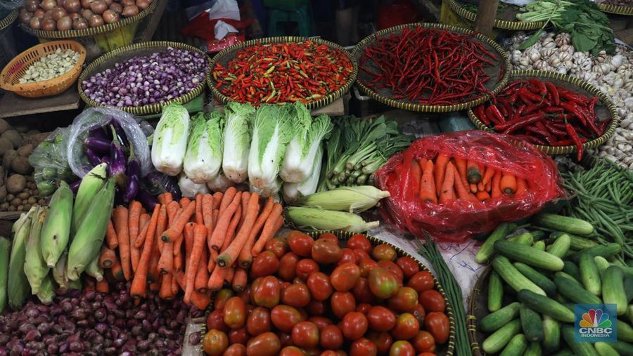 Pedagang memotong cabai merah keritinh yang dijual di kawasan Pasar Pondok Gede, Jakarta, Rabu (29/6/2022). (CNBC Indonesia/Muhammad Sabki)