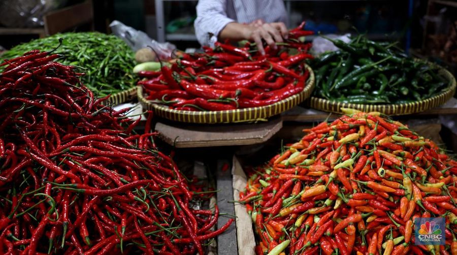 Pedagang memotong cabai merah keritinh yang dijual di kawasan Pasar Pondok Gede, Jakarta, Rabu (29/6/2022). (CNBC Indonesia/Muhammad Sabki)