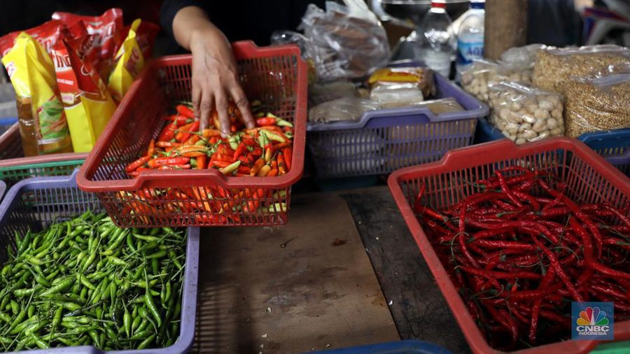 Pedagang memotong cabai merah keritinh yang dijual di kawasan Pasar Pondok Gede, Jakarta, Rabu (29/6/2022). (CNBC Indonesia/Muhammad Sabki)
