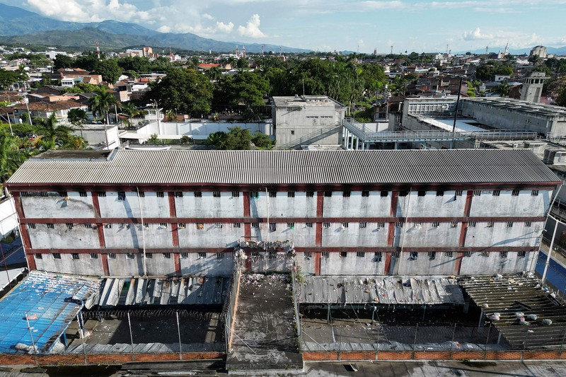 Penyelidik forensik berdiri di dekat kantong mayat setelah kebakaran mematikan di sebuah penjara di Tulua, Kolombia, Selasa, 28 Juni 2022. Pihak berwenang mengatakan setidaknya 51 orang tewas setelah kebakaran terjadi selama apa yang tampaknya merupakan percobaan kerusuhan Selasa pagi. (AP/Andres Quintero) Penyelidik forensik berdiri di dekat kantong mayat setelah kebakaran mematikan di sebuah penjara di Tulua, Kolombia, Selasa, 28 Juni 2022. Pihak berwenang mengatakan setidaknya 51 orang tewas setelah kebakaran terjadi selama apa yang tampaknya merupakan percobaan kerusuhan Selasa pagi. (AP/Andres Quintero)