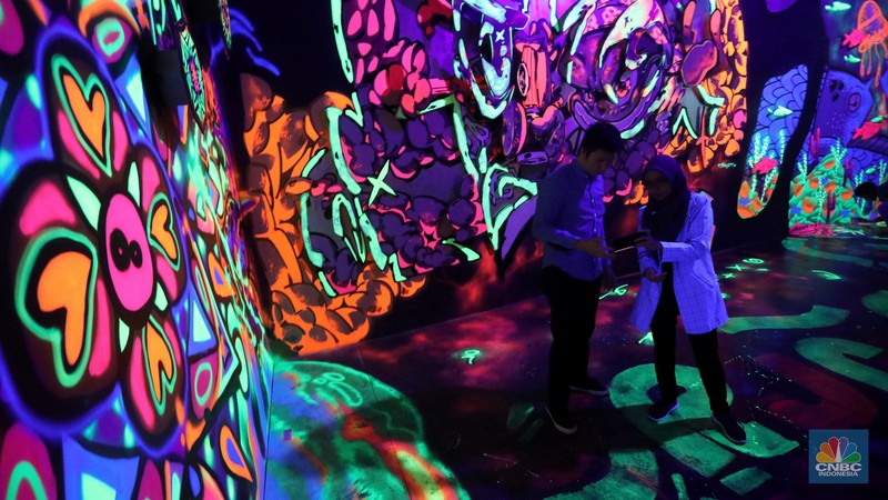 Pengunjung berfoto di Spectrum Room, Museum of Toys di Hublife Jakarta, Rabu (29/6/2022). (CNBC Indonesia/Andrean Kristianto)