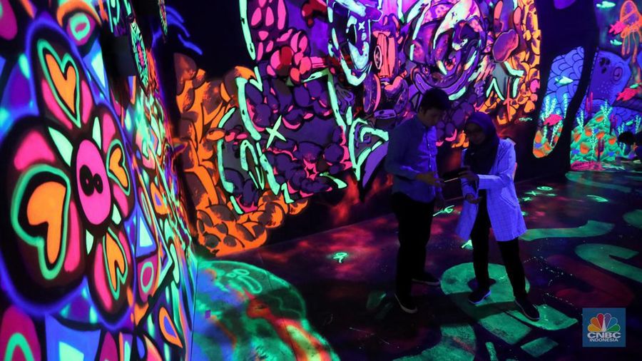 Pengunjung berfoto di Spectrum Room, Museum of Toys di Hublife Jakarta, Rabu (29/6/2022). (CNBC Indonesia/Andrean Kristianto)