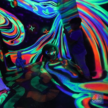 Intip Serunya Nikmati Karya Seni Glow in The Dark di Jakarta