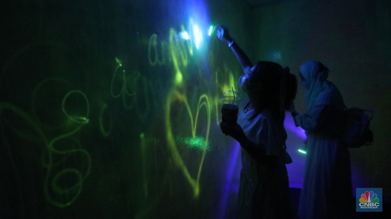 Pengunjung berfoto di Spectrum Room, Museum of Toys di Hublife Jakarta, Rabu (29/6/2022). (CNBC Indonesia/Andrean Kristianto)