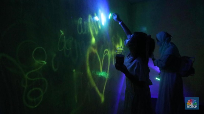 Pengunjung berfoto di Spectrum Room, Museum of Toys di Hublife Jakarta, Rabu (29/6/2022). (CNBC Indonesia/Andrean Kristianto)