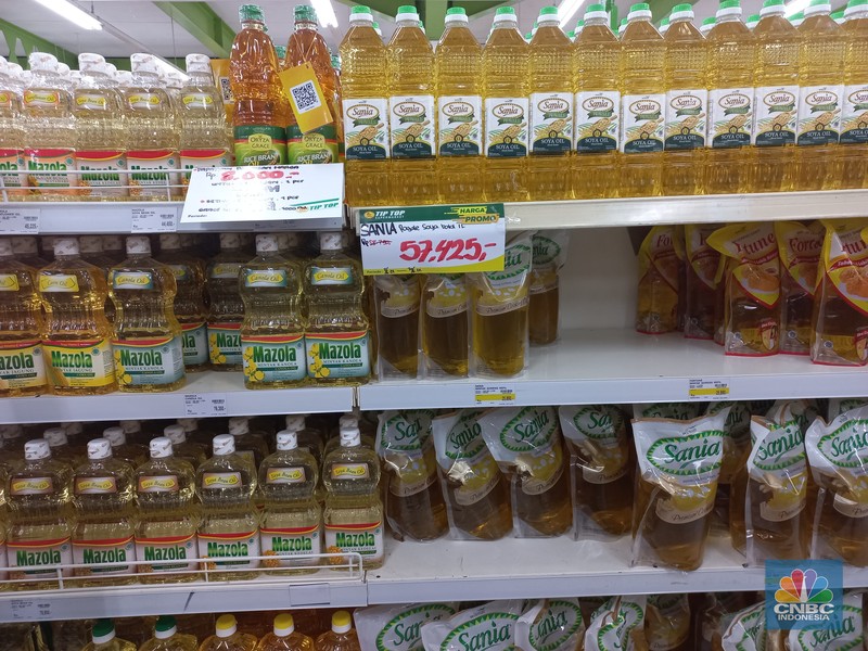Pengunjung memilih minyak goreng kemasan di salah satu supermarket di Jakarta, Rabu, (29/6/2022). (CNBC Indonesia/Muhammad Sabki) Pengunjung memilih minyak goreng kemasan di salah satu supermarket di Jakarta, Rabu, (29/6/2022). (CNBC Indonesia/Muhammad Sabki)