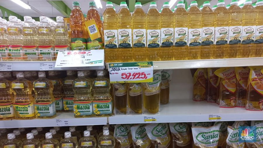 Pengunjung memilih minyak goreng kemasan di salah satu supermarket di Jakarta, Rabu, (29/6/2022). (CNBC Indonesia/Muhammad Sabki)