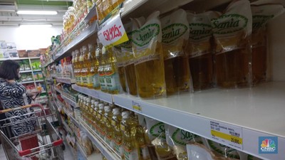 Pengunjung memilih minyak goreng kemasan di salah satu supermarket di Jakarta, Rabu, (29/6/2022). (CNBC Indonesia/Muhammad Sabki)