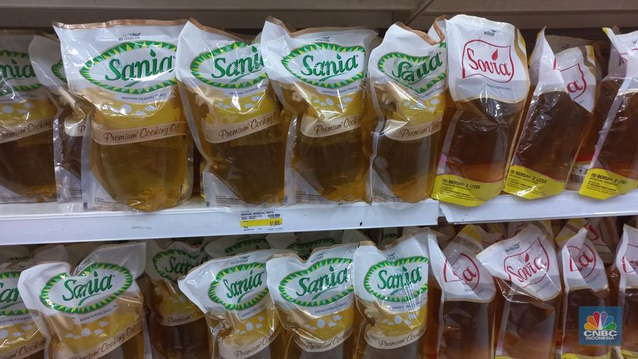Pengunjung memilih minyak goreng kemasan di salah satu supermarket di Jakarta, Rabu, (29/6/2022). (CNBC Indonesia/Muhammad Sabki)