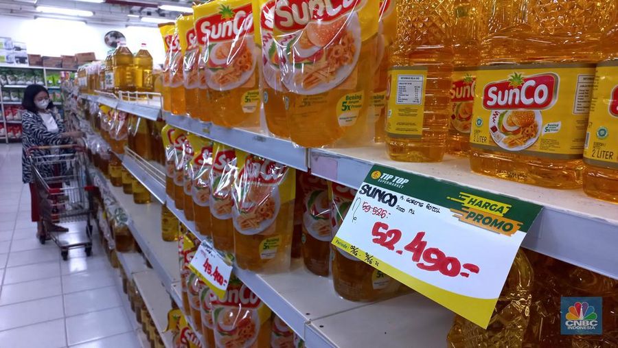 Pengunjung memilih minyak goreng kemasan di salah satu supermarket di Jakarta, Rabu, (29/6/2022). (CNBC Indonesia/Muhammad Sabki)